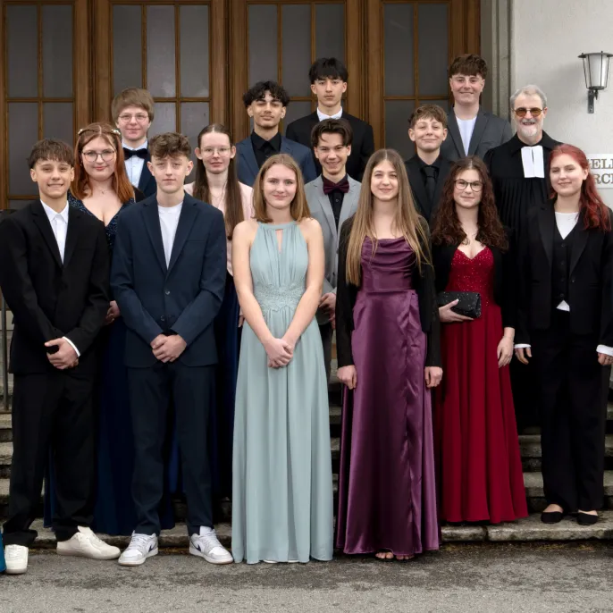Konfirmation 2026 - 2 (Foto: Sekretariat Niederamt) Konfirmation 2026 - 2: Konfirmandinnen und Konfirmanden - Gruppenbild nach dem Gottesdienst (Foto: Sekretariat Niederamt)