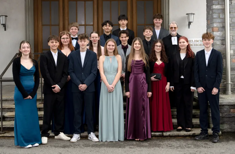 Konfirmation 2026 - 2 (Foto: Sekretariat Niederamt) Konfirmation 2026 - 2: Konfirmandinnen und Konfirmanden - Gruppenbild nach dem Gottesdienst (Foto: Sekretariat Niederamt)