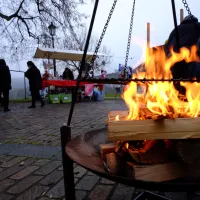 Weihnachtsmarkt – Produktion von Waffeln auf dem Feuer  (Hans-Peter Steiner)